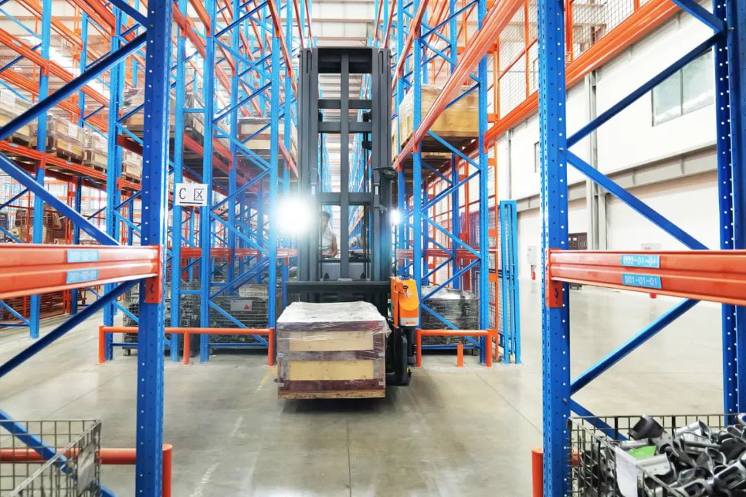 Narrow Aisle Forklift Trucks